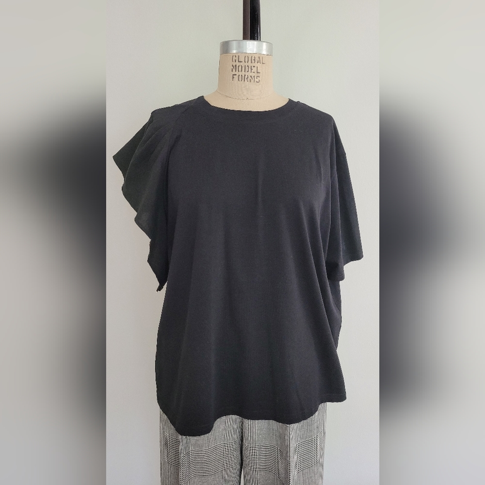 Black top with poplin sleeve